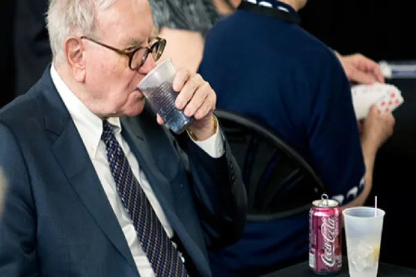 2014-04-vitaliy-katseneleson-warren-buffet-cherry-coke-lg.jpg